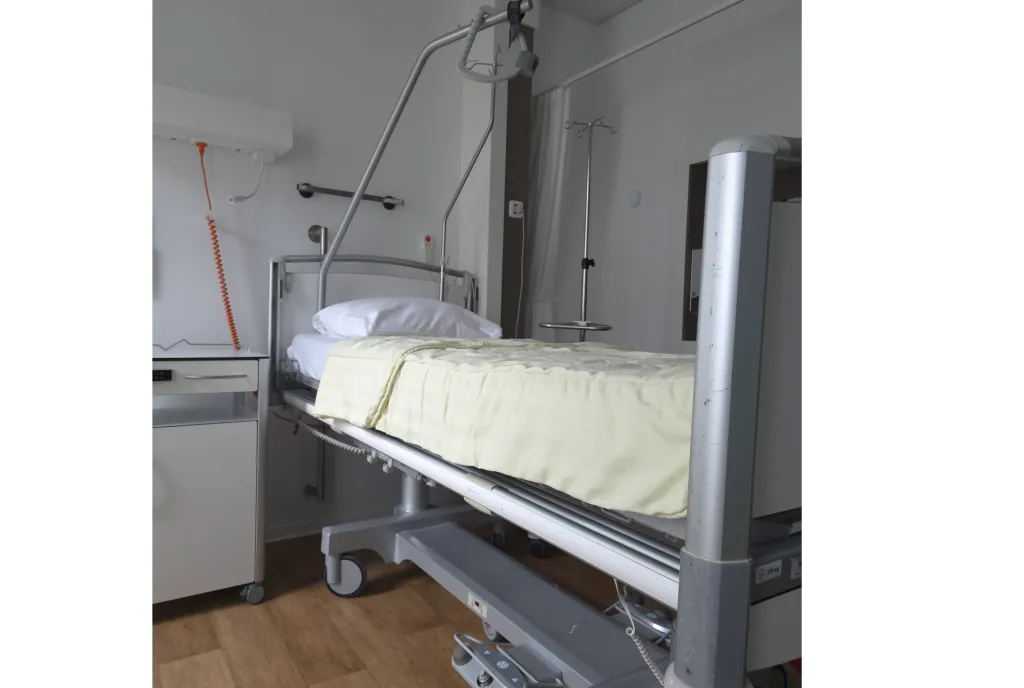 Ziekenhuisbed met witte lakens